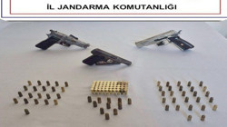 Ardahan'da Eve Operasyon! 3 Ruhsatsız Tabanca ile 109 Fişek Bulundu