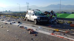 İzmir'de Korkunç Kaza! Çıkışı Kaçırdı, Geri Giderken Kamyon Çarptı: 1 Ölü, 2 Yaralı