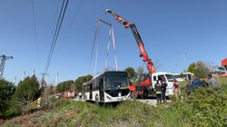 Yoldan Çıkan Otobüste Şoför Mahsur Kaldı