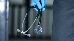 Bir Ülke Şokta! Doktor 15 Hastasını Öldürdü: Mezarlar Açıldıkça Sayı Artıyor...