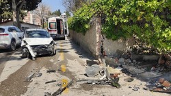 Aydın’da Otomobil Bahçe Duvarına Çarptı, Sürücü Yaralandı