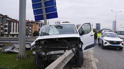Kontrolden Çıkan Araç Bariyerlere Saplandı: 2 Yaralı