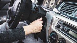Benzinli ya da Dizel Fark Etmiyor: Sürücülerin Çoğu Bu Yanlışı Yapıyor! Bu Hata Motor Ömrünü Kısaltıyor
