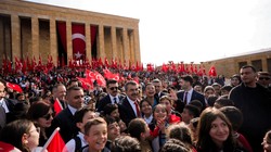 Çocuklar 23 Nisan'da Ata'sına Koştu