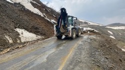 Heyelanın Kapattığı Yollar Ulaşıma Açıldı