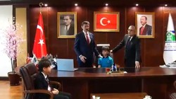 Kaymakam ve Belediye Başkanı Tören Sırasında Depreme Yakalandı, O Anlar Kamerada