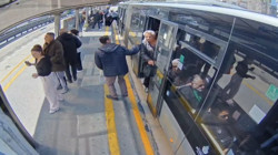 Metrobüs Beşik Gibi Sallandı... Deprem Anı Kamerada