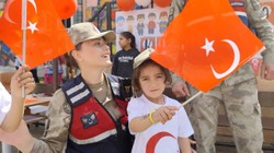 Siirt’te Jandarmadan Köy Okulu Öğrencilerine 23 Nisan Jesti