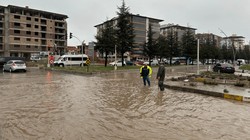 Uşak'ta Yollar Göle Döndü