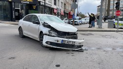 Kavşakta Çarpıştılar: 1 Kişi Yaralandı