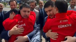 Fuara Damga Vuran Anlar! Cumhurbaşkanlığı Özel Kalem Müdürü Büyükelçi Hasan Doğan’a Büyük İlgi: Boynuna Sarılıp Böyle Öptü