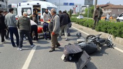 Otomobil Motosikletle Çarpıştı, Biri Hamile Üç Yaralı