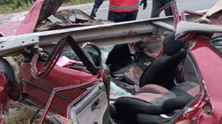 Sakarya’da Feci Kaza, Araç Bariyerlere Saplandı