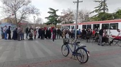 Yağmur Altında Upuzun Kuyruk! Ucuz Simit ve Çay İçin Saatlerce Beklediler