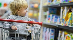 Çocuğunu Market Arabasına Oturtan Yandı! Bütün Anne Babalar Yapıyor Ama Tehlike Büyük