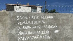 Hırsızları Duvar Yazısıyla Uyardı