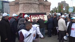 Sendikalar Taksim'e 1 Mayıs Çelengi Bıraktı