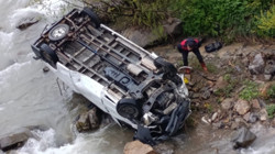 Hakkari'de İşçileri Taşıyan Minibüs Dereye Devrildi: 2 Ölü, 3 Yaralı