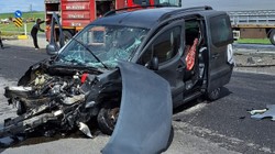 Kamyonet ile Otomobil Çarpıştı: 3 Yaralı