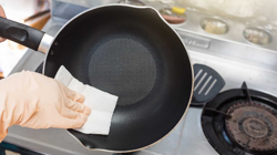 Kararmış Yanık Tavaları Boyasını Bile Sökecek Kadar Temizliyor: Bu Malzemeler Her Evde Bulunuyor