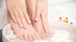 Sakın Göz Ardı Etmeyin: Topuk Çatlaklarını Pamuğa Çeviriyor, 2 Malzeme Yetiyor!