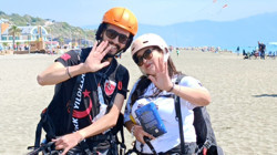 Yamaç Paraşütüyle Atlayıp Gökyüzünde Kitap Okudular