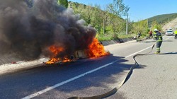 Seyir Halindeki Otomobil Alev Topuna Döndü