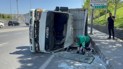 Küçükçekmece'de Kamyon Devrildi, 2 Kişi Yaralandı