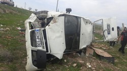 Nevşehir'de Otomobil Tarlaya Devrildi, 3 Kişi Yaralandı