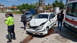 İki Otomobil Çarpıştı; 8 Kişi Yaralandı