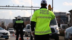 Alanya’da Üstü Açık Arabayla Trafiği Tehlikeye Attılar