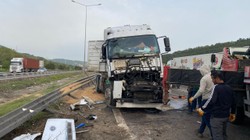 Bolu’da Buğday Yüklü TIR Devrildi: Şoför Hafif Yaralı