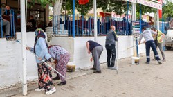 Kızılcaköy Bembeyaz Oldu: Köy Halkı El Ele Verdi