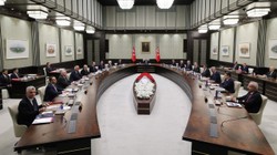 Kabine Başladı: Toplantıda Dikkat Çeken Jest