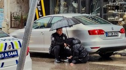 Erzurum'da Polis, Yaralanan Gencin Başında 'Islanmasın' Diye Şemsiyeyle Bekledi