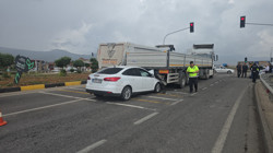 Kırmızı Işıkta Kaza: Otomobil Tıra Arkadan Çarptı