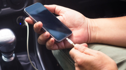 Arabada Telefonunuzu Şarj Ederken İki Kez Düşünün