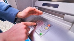 ATM'lerdeki Kırmızı Tuşun Gizli Tüyosu: Nakit Para Çekerken Dikkat!