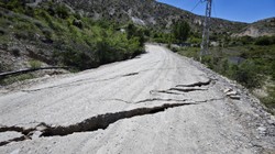 Erzurum'da Toprak Kayması: Yollar İkiye Ayrıldı