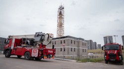 Cami Minaresine Düşen Yıldırım Panik Yarattı