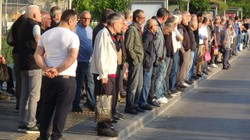 İzmir'de 23 Bin İşçi Grevde: Ulaşımda Büyük Kaos! Duraklarda Metrelerce Kuyruk Oluştu