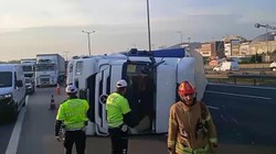 TEM Otoyolu’nda Tır Devrildi, Trafik Tek Şeride Düştü