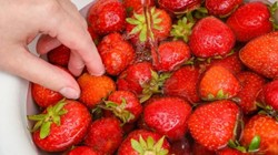 Çilekteki Pestisiti Temizlemek Bu Kadar Kolaymış! Ne Tuz Ne de Sirke, Anında Temizliyor