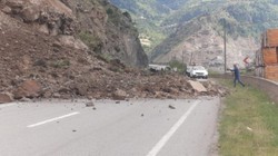 Gümüşhane’de Heyelan! Ulaşımı Durma Noktasına Getirdi.