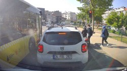 Motosikletli Kırmızı Işıkta Öğrenciye Çarptı, Sonra da Kızdı