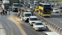 Bahçelievler Basın Ekspres’te Beton Mikseri Devrildi: Yan Yol Kapandı, Trafik Felç Oldu