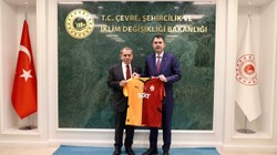 Dursun Özbek'ten Bakan Kurum'a Forma Hediyesi