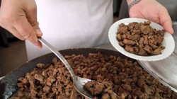 Kavurmayı Lokum Gibi Yapıyor! Yılların Ustası Püf Noktayı Açıkladı