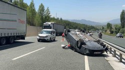 Tırın Dorsesine Çarpan Otomobil Takla Attı: 5 Yaralı