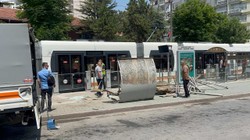 Eskişehir'de Otobüs Tramvay Durağına Daldı: 2 Yaralı